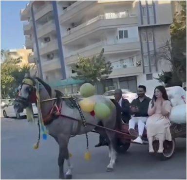 At Arabalı Çeyiz Konvoyu Renkli Görüntüler Oluşturdu