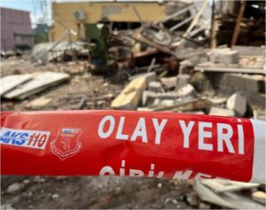 İzmir'de Korkutan Patlama: Ev Çöktü, 2 Kişi Yaralandı