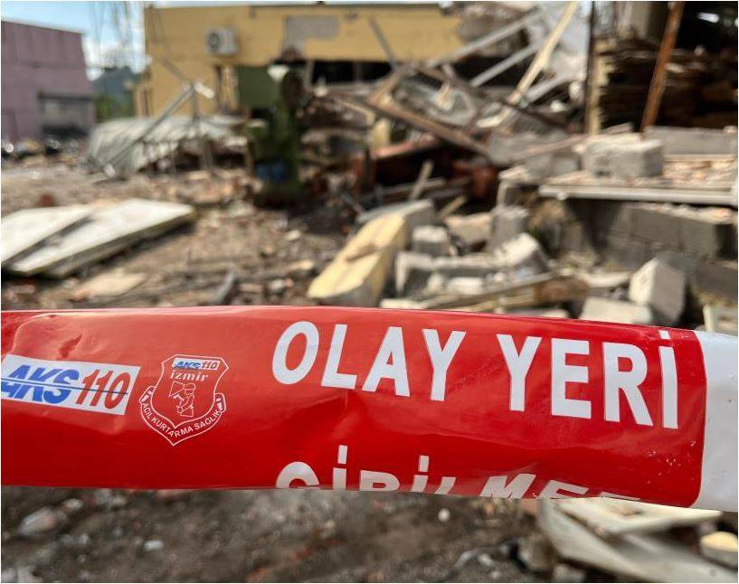 İzmir'de Korkutan Patlama: Ev Çöktü, 2 Kişi Yaralandı