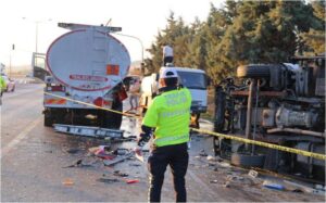 Kamyonet Yakıt Tankerine Çarptı: 1 Ölü