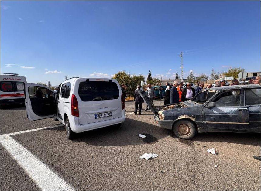 Şanlıurfa'da Cenazeye Gidenlerin Aracı Kaza Yaptı: 3 Yaralı