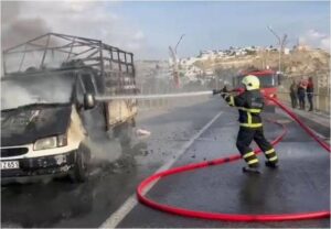 Şanlıurfa'da Seyir Halindeki Kamyonet Alev Topuna Döndü!