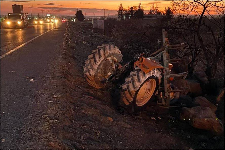 Şanlıurfa'da Traktör Devrildi, 2 Kişi Ağır Yaralandı