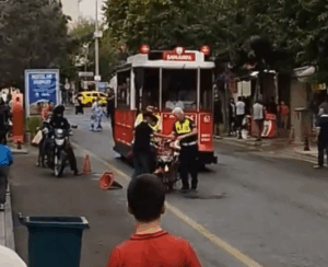 Şanlıurfa’da Tramvay Önüne Çıkan Gençleri Vatman Kurtardı