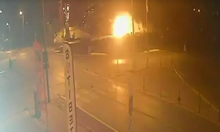 Tank Anıtına Çarpan Araç Alev Topuna Döndü