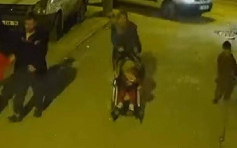 5 yaşındaki Çocuğun Kafasını Önce Arabaya Vurdu Sonra Yere..