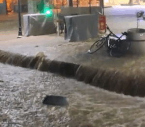 Çeşme’yi Sağanak Vurdu: Denizle Kara Buluştu