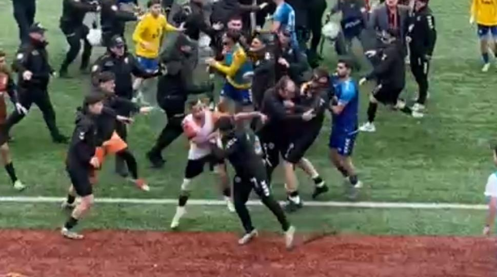 Futbol Sahası Ringe Döndü.