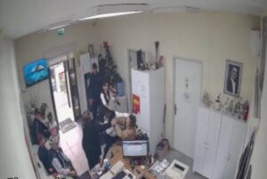 Genç Kadın Muhtara Tekme Tokat Saldırdı!