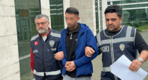 Kız Kardeşinin Boğazına Bıçak Dayadı!