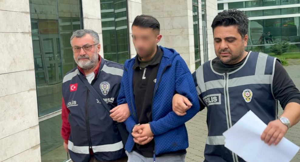 Kız Kardeşinin Boğazına Bıçak Dayadı!