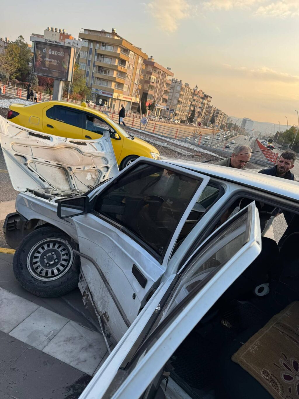 Şanlıurfa Karaköprü’de Feci Kaza: Sürücü Araçta Sıkıştı