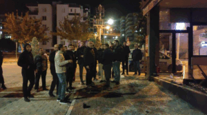 Şanlıurfa'da Bir Otomobil, Yeni Açılan Dönerciye Daldı!