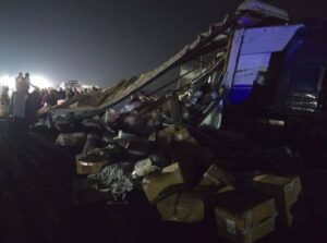 Şanlıurfa'da Büyük Facia: Tır Devrildi Trafik Kapandı!