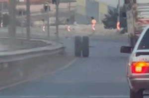 Şanlıurfa'da Kamyonetin Lastiği Fırladı, Sürücü Kazayı Önledi