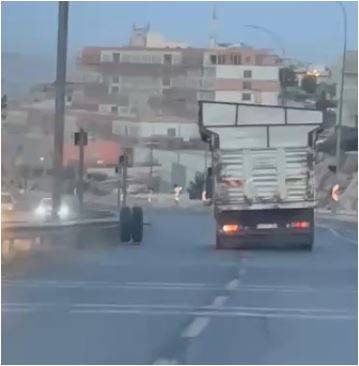 Şanlıurfa’da Kamyonun Tekerlekleri Yola Fırladı!