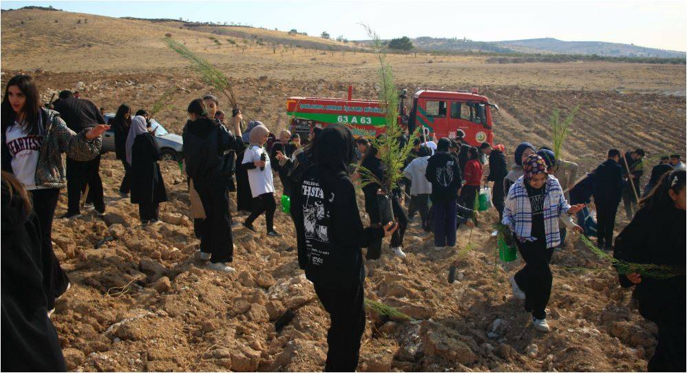 Şanlıurfalı Gençler 500 Fidanla Geleceğe Umut Ekti