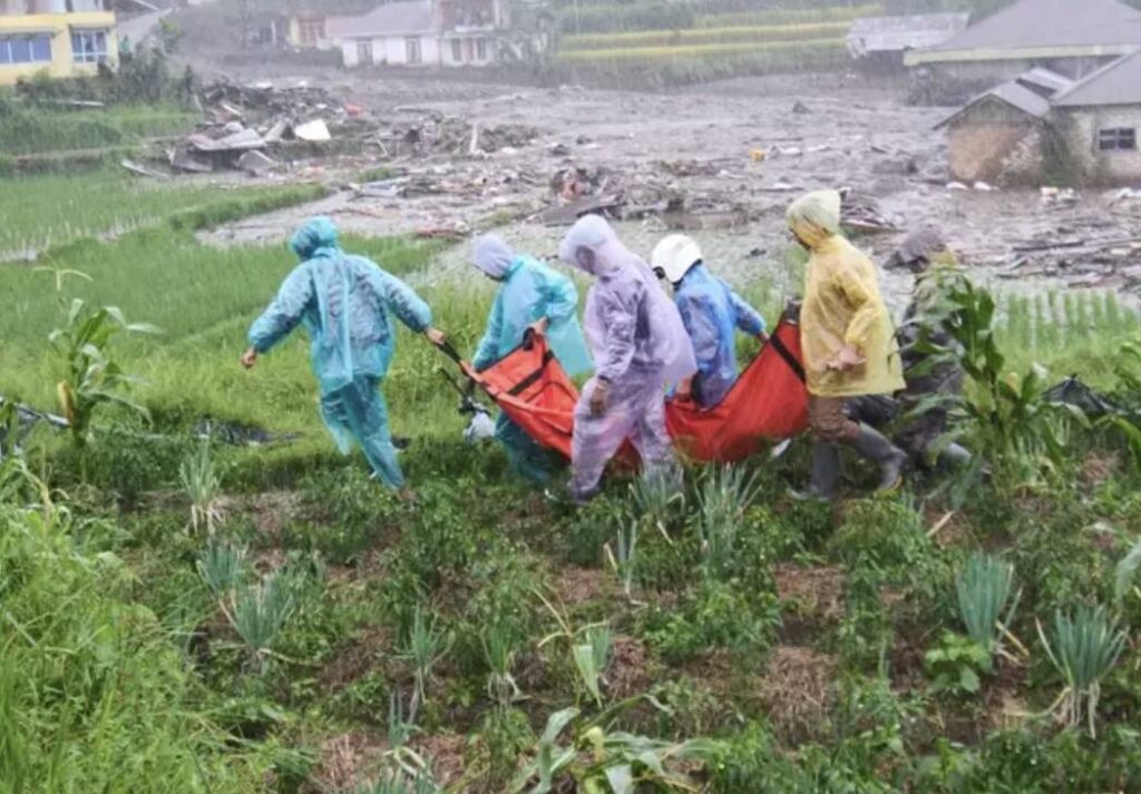 Sel Felaketi 49 Canı Yuttu