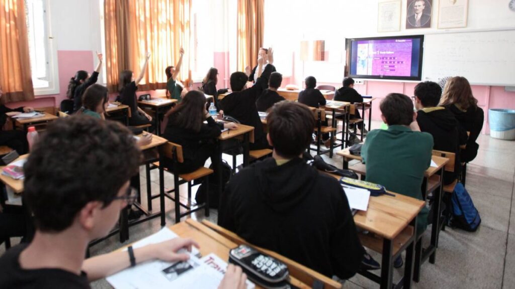 Skandal! 'Nutuk' Kitaplarını Çöpe Atan Lise "Şeytan İcadı"