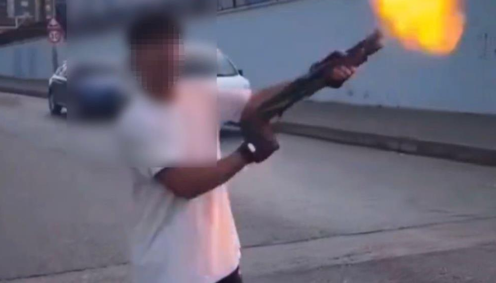 Şok Görüntüler: 3 Şahıs Pompalı Tüfekle Adeta Dehşet Saçtı!