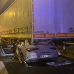 Ankara’da Otomobil Tıra Çarptı: 2 Kişi Hayatını Kaybetti