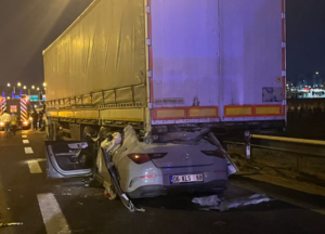 Ankara’da Otomobil Tıra Çarptı: 2 Kişi Hayatını Kaybetti