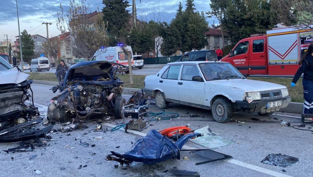 Burdur'da Feci Trafik Kazası: 2 Ölü, 3 Yaralı