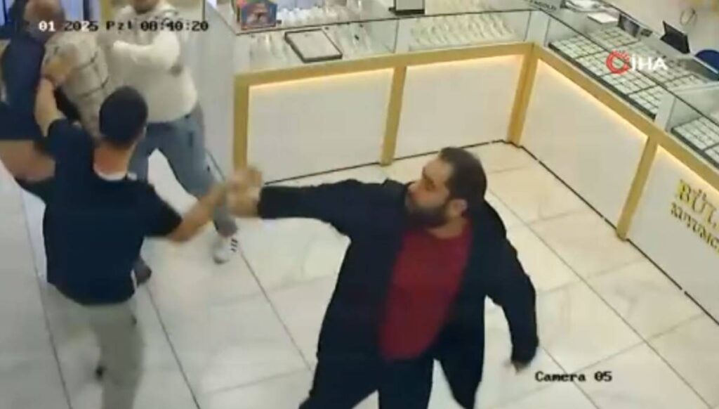 Kuyumcuların Müşteri Kavgası; Tekmeler Yumruklar Havada...