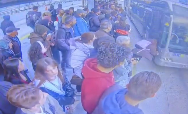 Metrobüs Durağında Bayılan Kız Aracın Önüne Düştü