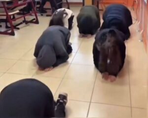 "Namazla Alay mı?” Görüntüleri Sosyal Medyada Tepki Topladı!