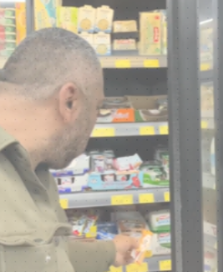 Özel Market’te Şok Görüntüler: Ürünleri Açıp Tadına Baktı