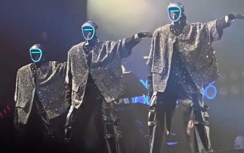 Robotlar Sahneyi Ele Geçirdi: Konserde Dans Ettiler