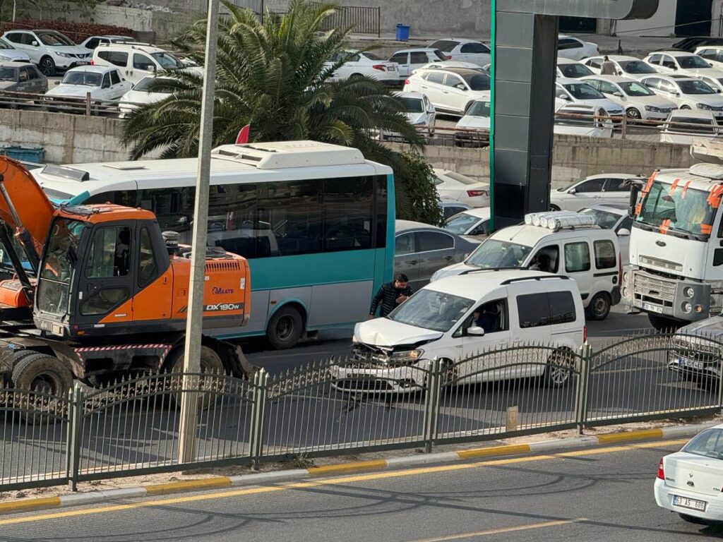 Şanlıurfa Sırrın Kavşağı'nda Otomobil İş Makinesine Çarptı