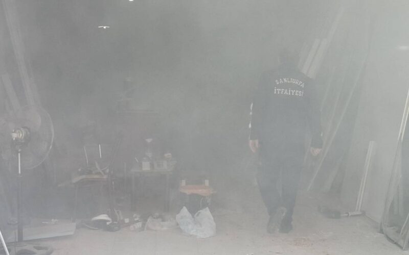 Şanlıurfa'da Mobilya Dükkanında Yangın Çıktı