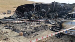 Şanlıurfa'da Şantiye Yangını: 4 Araç Alev Topuna Döndü!