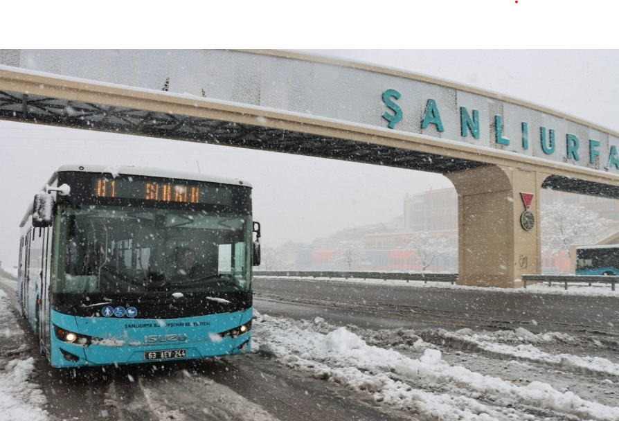Şanlıurfa’da Ulaşım Durdu: Şoförler Otobüsleri İterek İlerledi