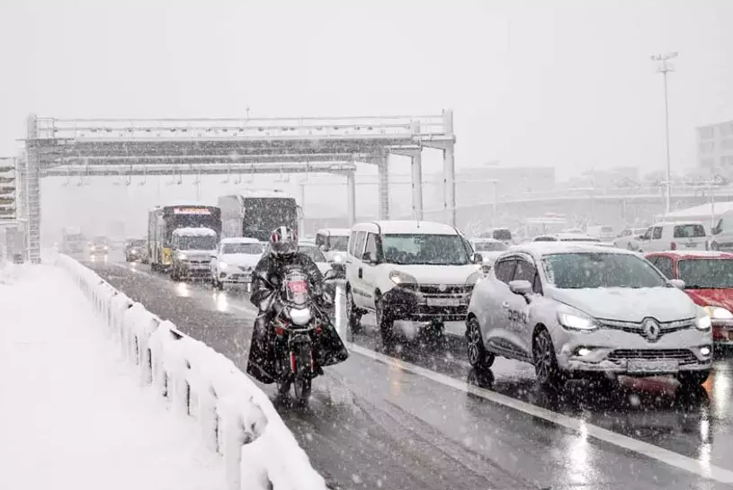 Şanlıurfa'da Yoğun Kar Ve Buzlanma Şehir Trafiğini Durdurdu