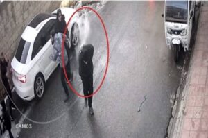 Sokakta Yürürken Üzerlerine Düştü!