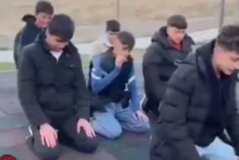 TikTok’ta Namazla Alay Akımı Tepki Çekti