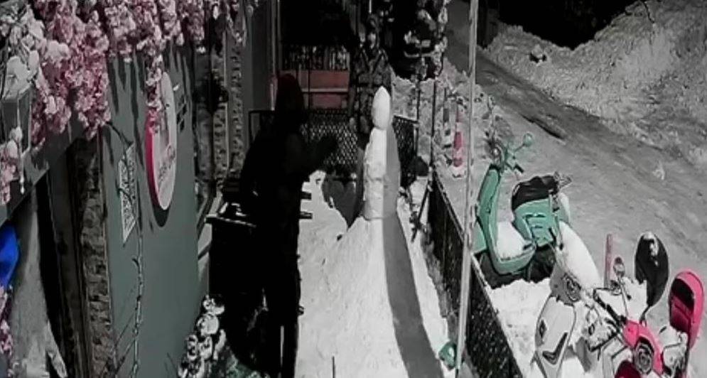 Böyle Olay Görülmedi: "Bana Çarptı" Deyip Kardan Adamı Dövdü