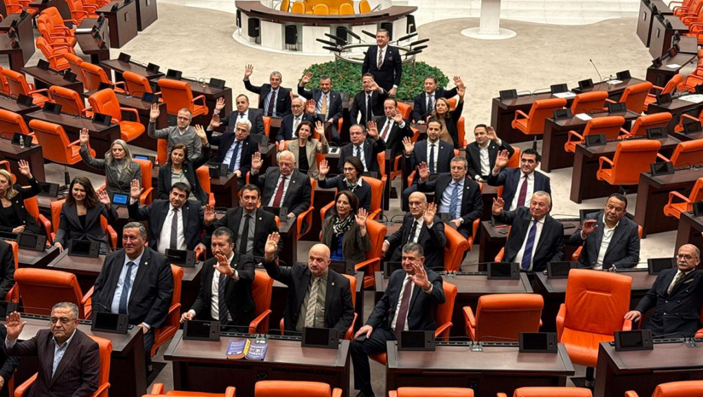 CHP’den Meclis’te Emekli Nöbeti: Özel’den Destek Mesajı