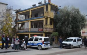 Eşini ve Kızını, Boğazlarını Bıçakla Keserek Öldürdü!