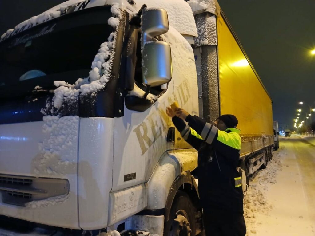Hilvan Belediyesi’nden Kar Gecesinde Örnek Dayanışma