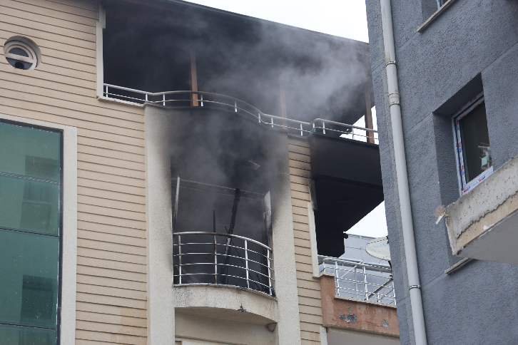 İşçilerin Kaldığı Daire Yangınla Küle Döndü