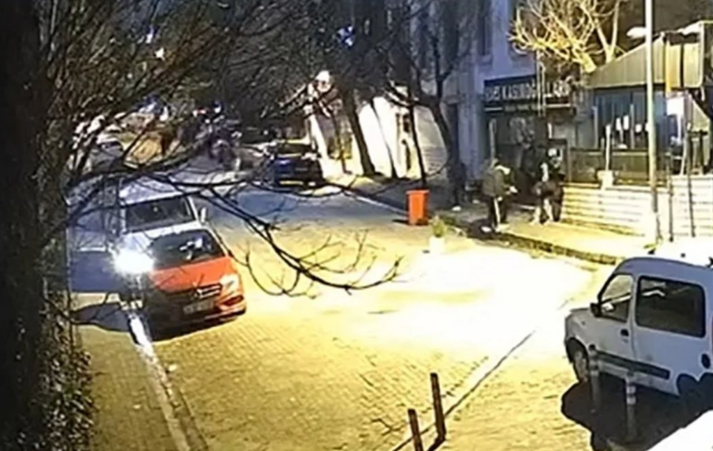 İstanbul'da 16 Yaşındaki Genç Bıçaklanarak Öldürüldü