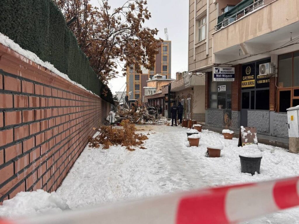 Kar Yağışı Suruç'taki Sanat Sokağında Çökmeye Neden Oldu