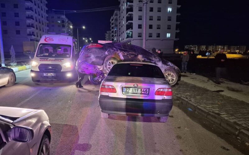 Kaza: Otomobil Park Halindeki Aracın üzerine Çıktı