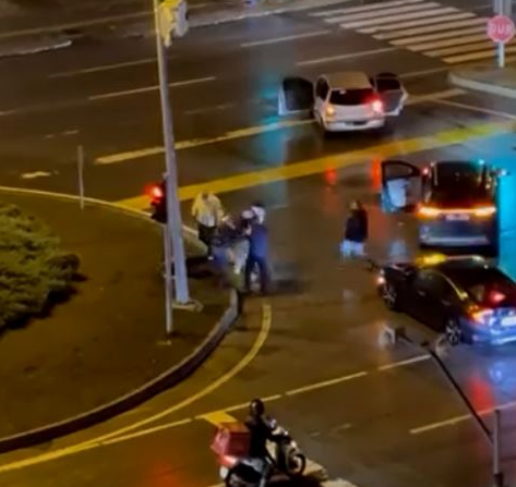 Kaza Tartışması Darp İle Bitti, Polis Aracının Camı Kırıldı