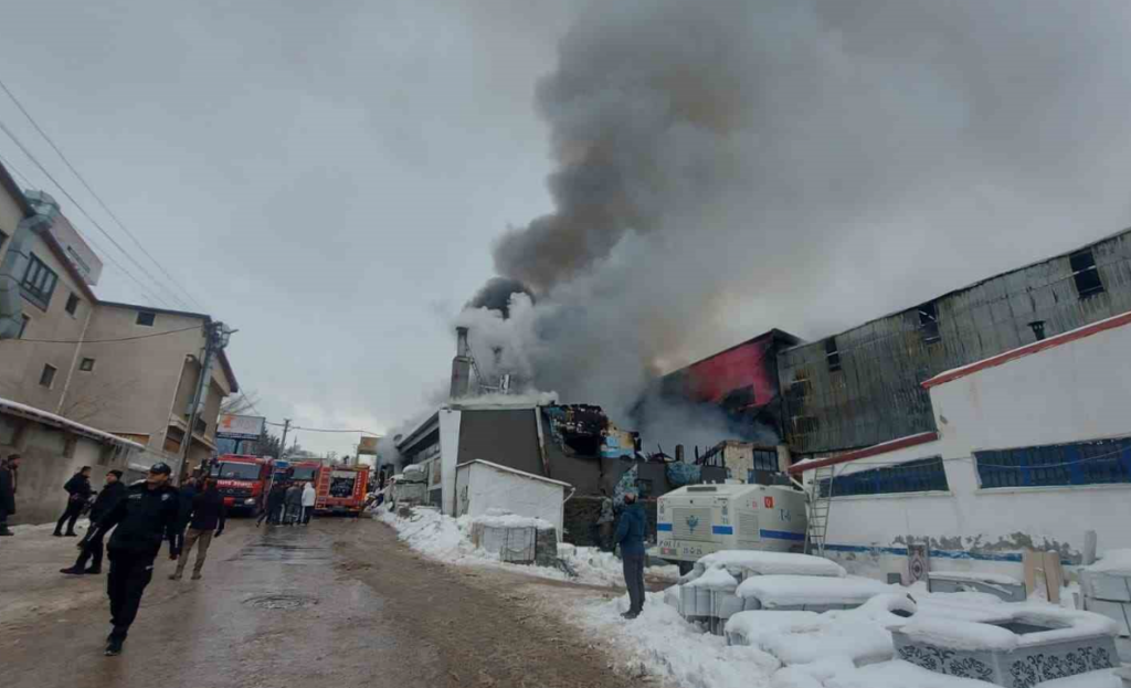 Mobilya Fabrikasında Yangın: 1 Ölü 7 Yaralı