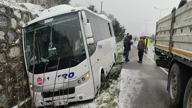 Otobüs Yol Kenarındaki İnsanlara Çarptı: 1 Ölü 3 Yaralı